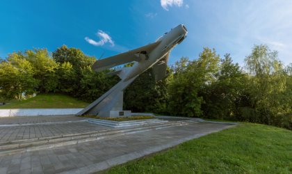 Памятник-самолет МиГ-17 в честь героических подвигов летчиков