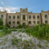 Заброшенное здание больницы