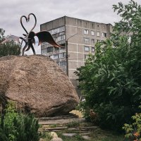 Валун на бульваре Юности
