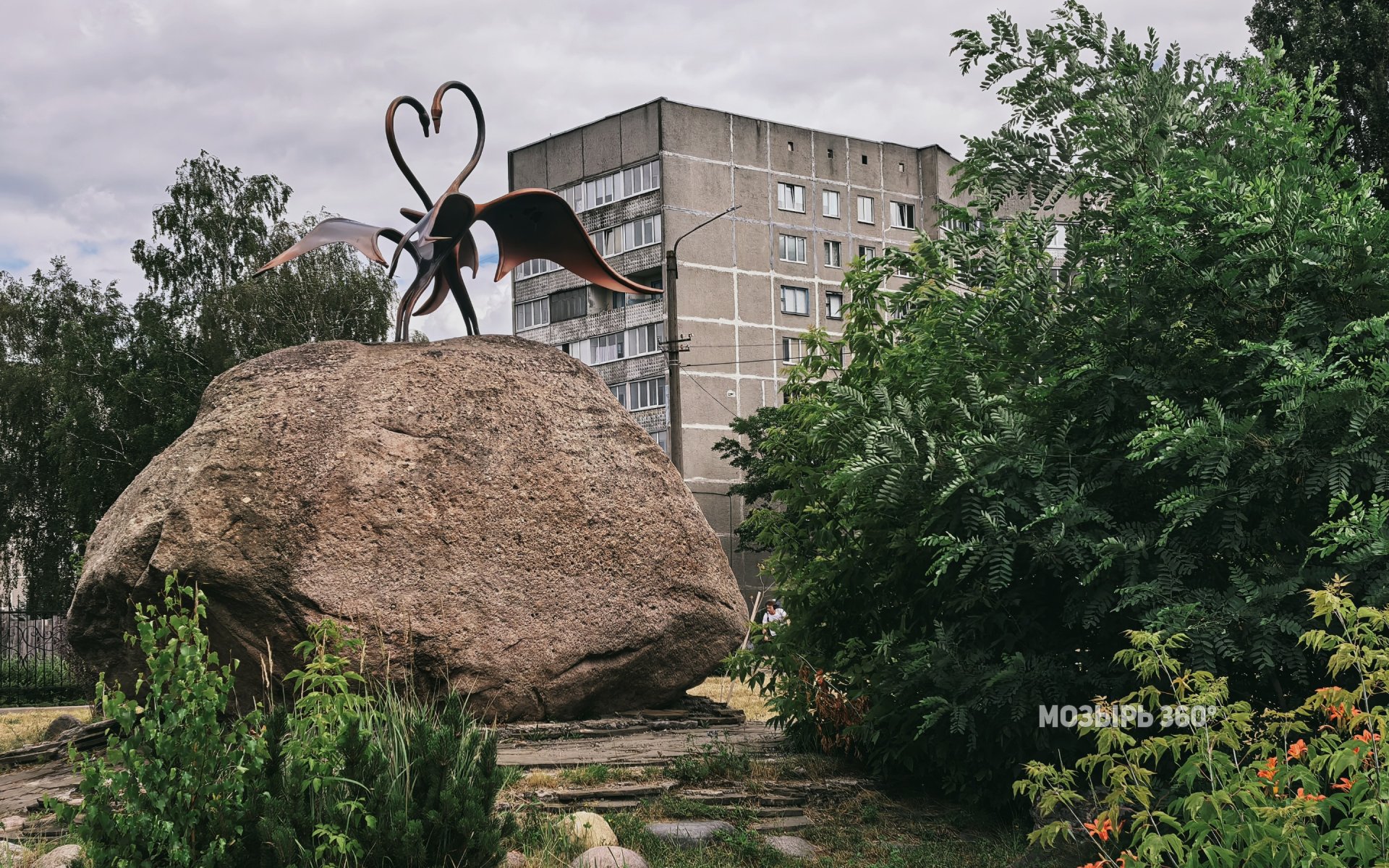 Валун на бульваре Юности