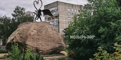 Валун на бульваре Юности
